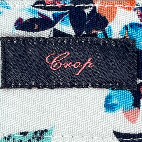 St. John’s bay size 14 white with blues, oranges, reds floral cropped pants - Picture 13 of 14